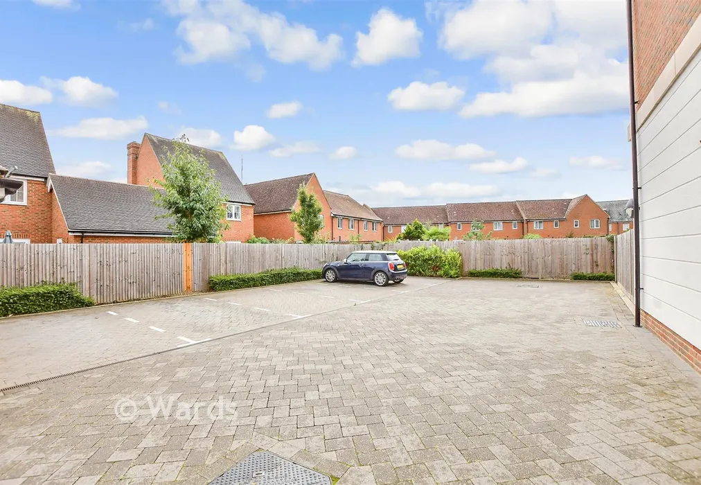 Driveway/Parking - Royal Crescent, Kings Hill, Kent - Wards of Kent