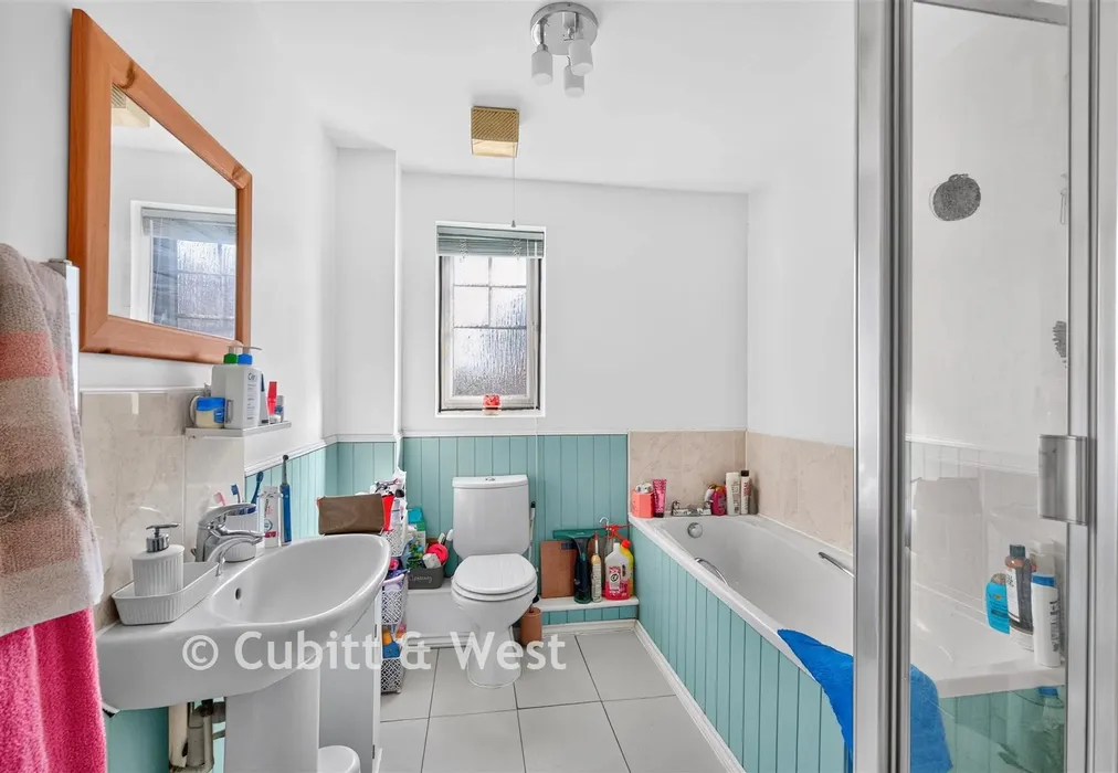 Bathroom - Baxendale Road, Chichester, West Sussex - Wards of Kent