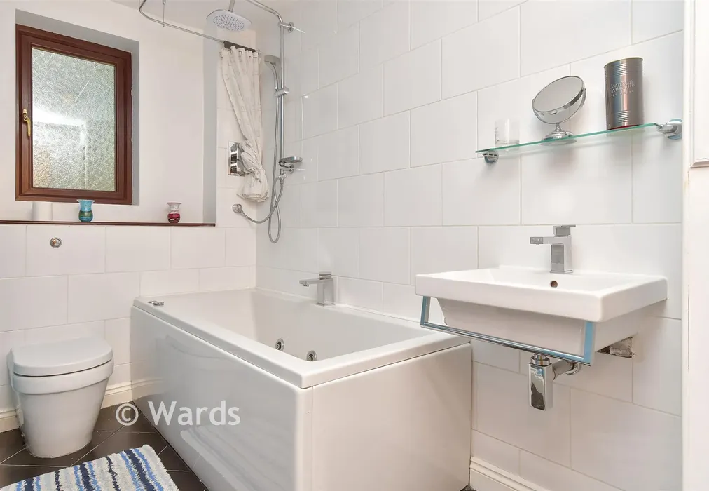 Bathroom - The Briars, West Kingsdown, Kent - Wards of Kent