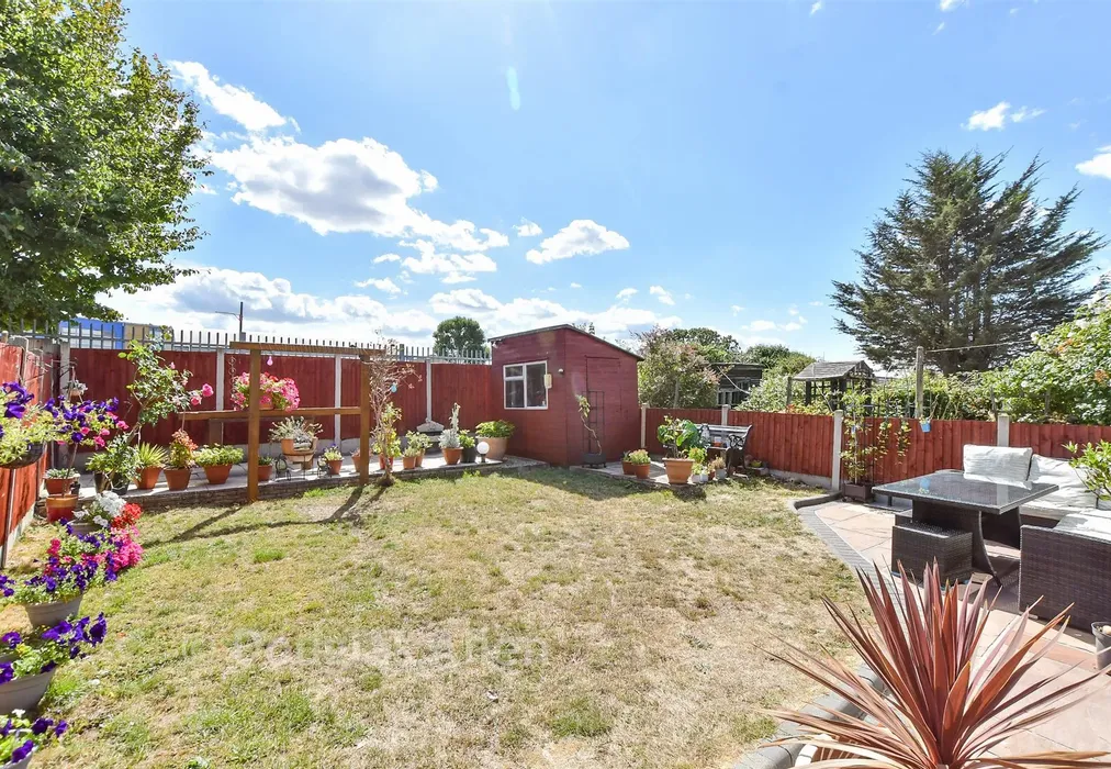 Rear Garden - Cricklade Avenue, Romford, Essex - Wards of Kent