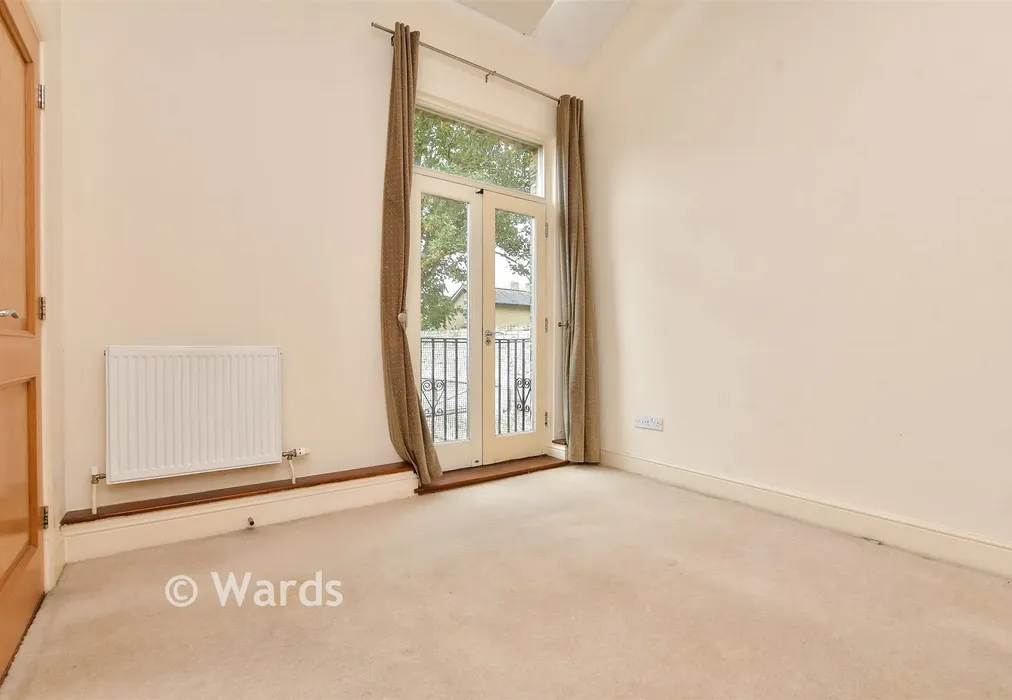 Bedroom 1 - Priory Courtyard, Ramsgate, Kent - Wards of Kent