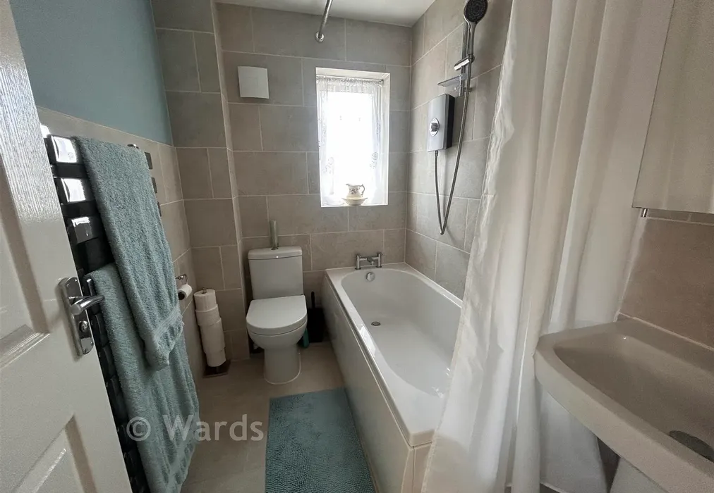 Bathrom - Ragstone Fields, Boughton Monchelsea, Maidstone, Kent - Wards of Kent