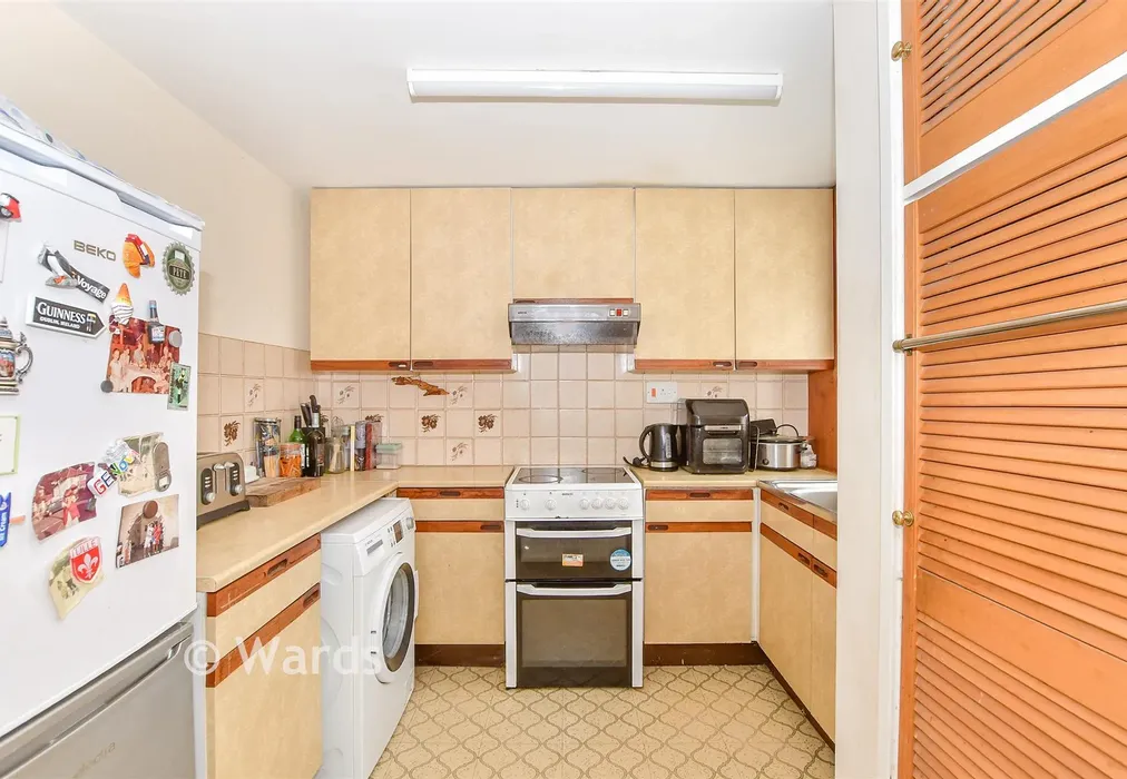 Kitchen - Oak Tree Close, Marden, Tonbridge, Kent - Wards of Kent