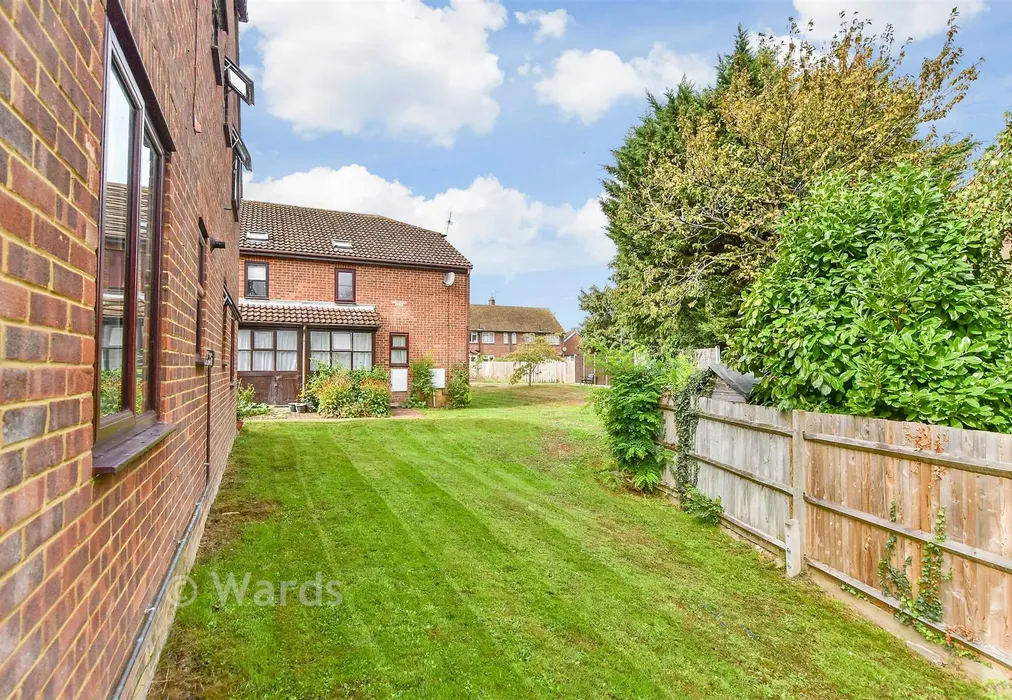 Communal Gardens - Oak Tree Close, Marden, Tonbridge, Kent - Wards of Kent