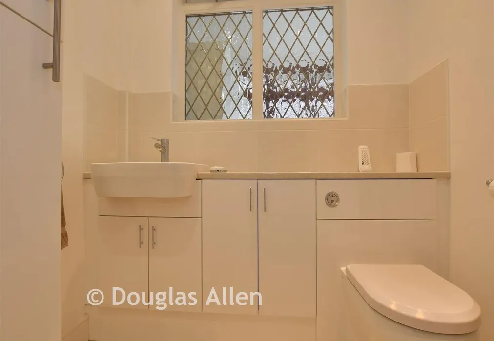 Cloakroom - Grange Avenue, Woodford Green, Essex - Wards of Kent