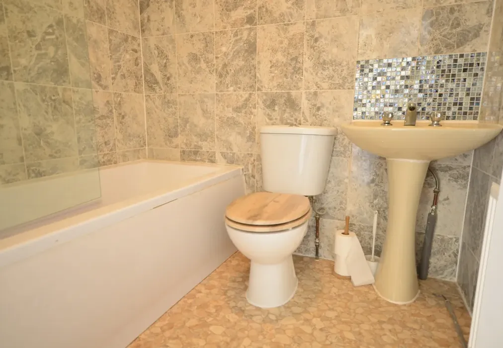 Bathroom - London Road Sittingbourne ME10 - Wards of Kent