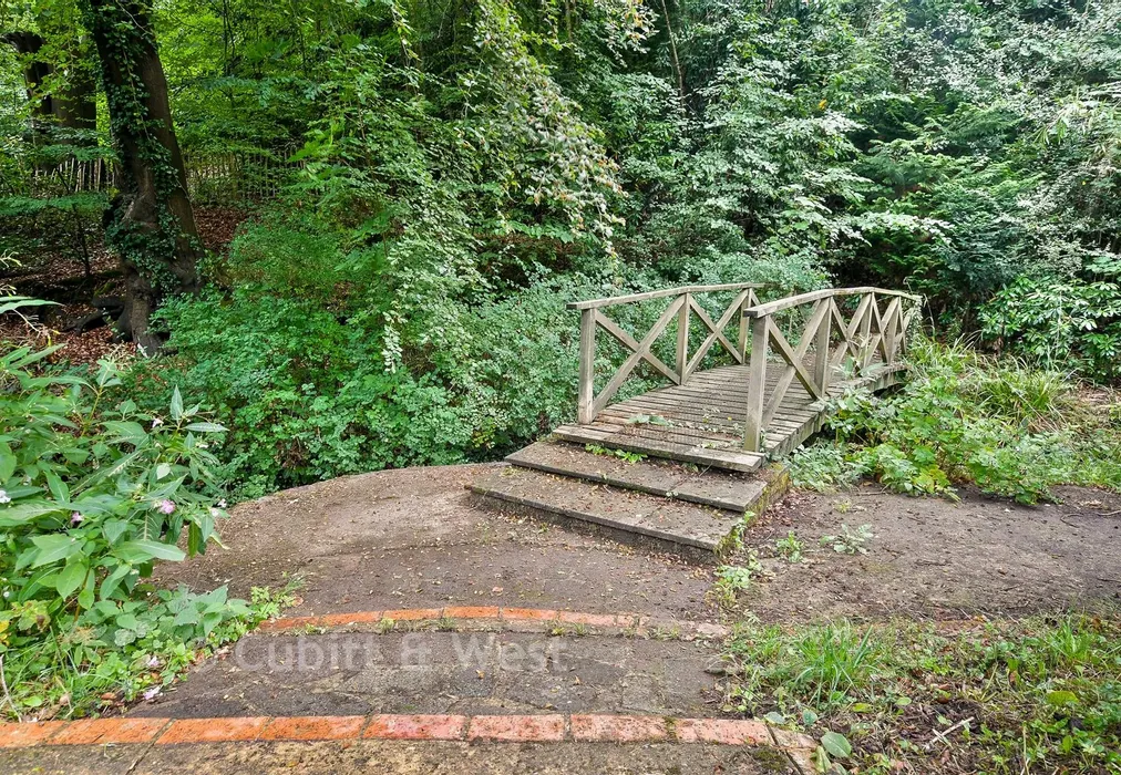 Rear Garden - Woodhurst Park, Oxted, Surrey - Wards of Kent