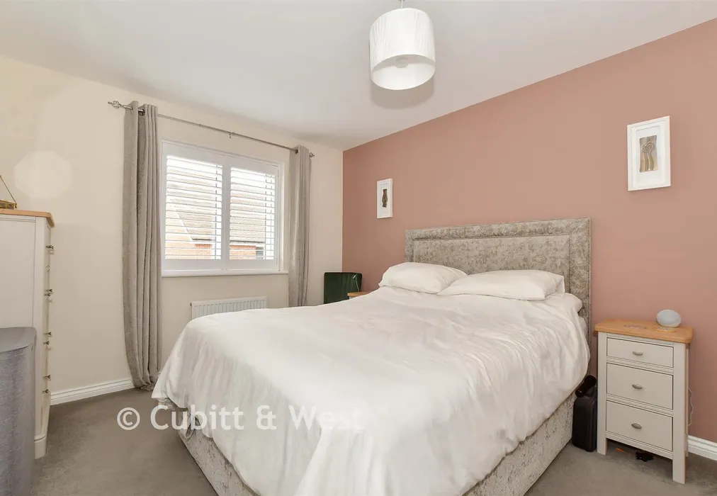 Bedroom 1 - Tanners Way, Faygate, West Sussex - Wards of Kent