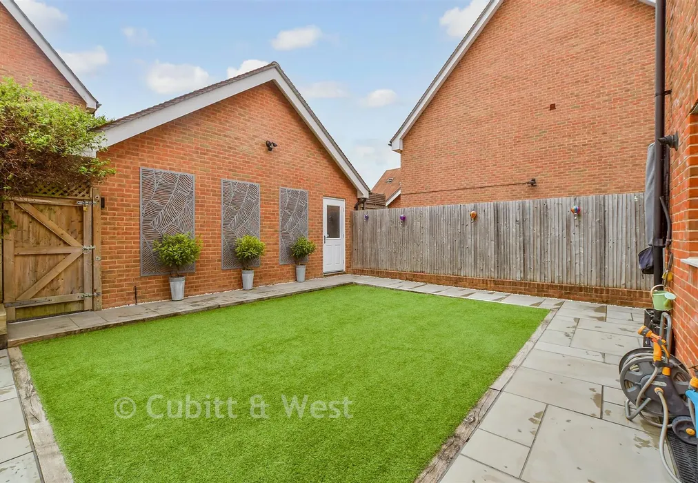 Rear Garden - Tanners Way, Faygate, West Sussex - Wards of Kent