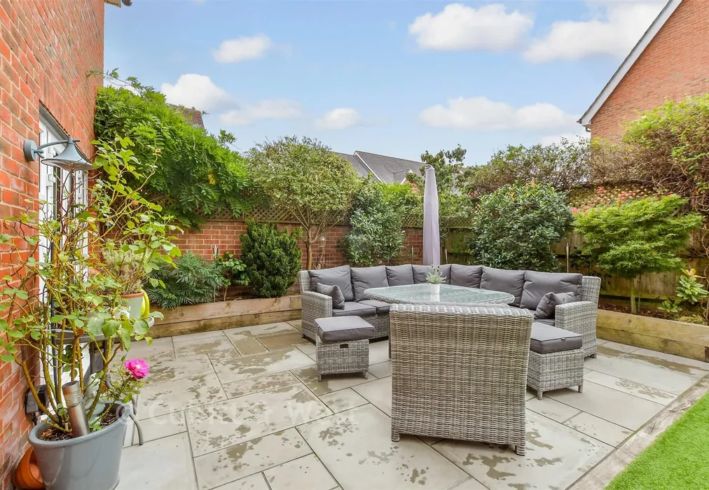 Rear Garden - Tanners Way, Faygate, West Sussex - Wards of Kent