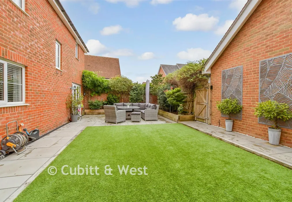 Rear Garden - Tanners Way, Faygate, West Sussex - Wards of Kent