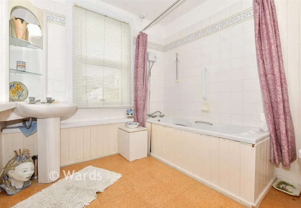 Bathroom - Ormonde Road, Hythe, Kent - Wards of Kent