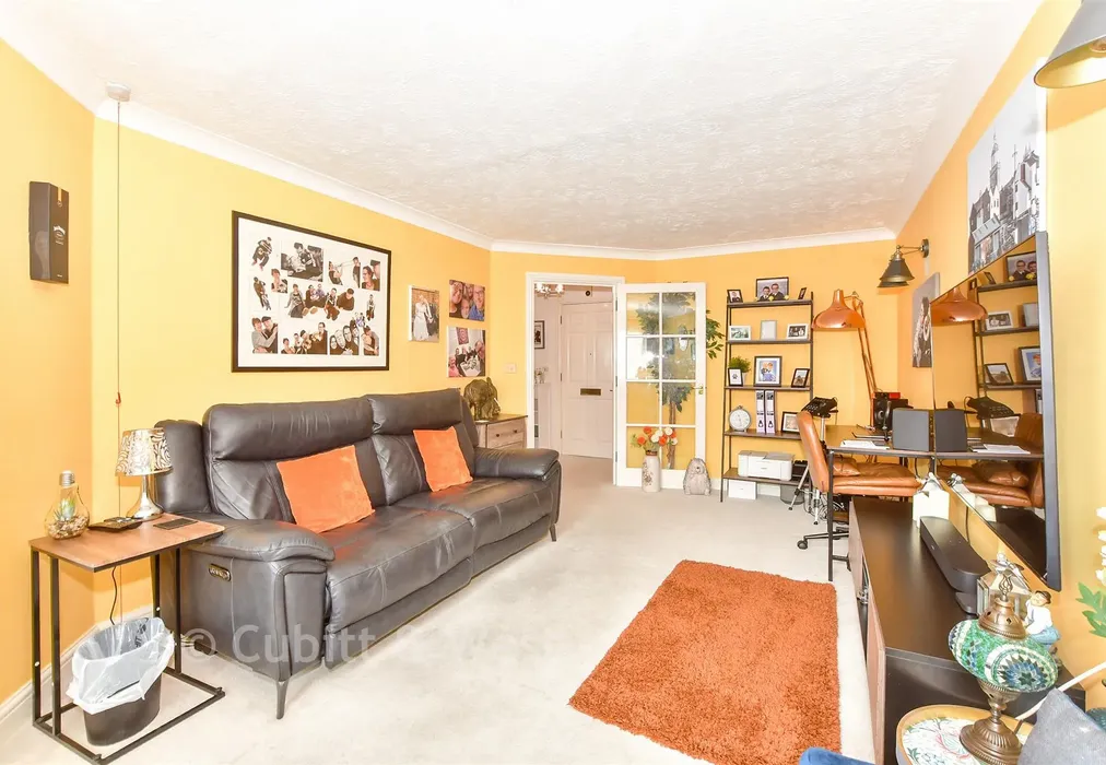 Lounge - Queens Crescent, Southsea, Hampshire - Wards of Kent