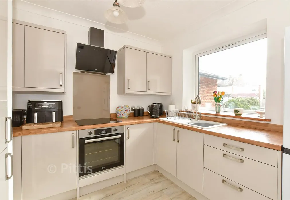Kitchen - Flat 4, Conistan Park, Shanklin, Isle of Wight - Wards of Kent