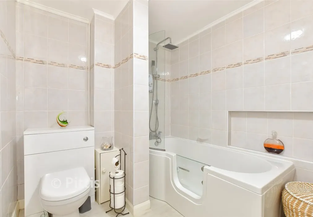 Bathroom - Flat 4, Conistan Park, Shanklin, Isle of Wight - Wards of Kent