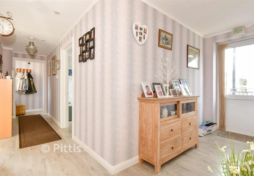 Internal Lifestyle Photograph - Flat 4, Conistan Park, Shanklin, Isle of Wight - Wards of Kent
