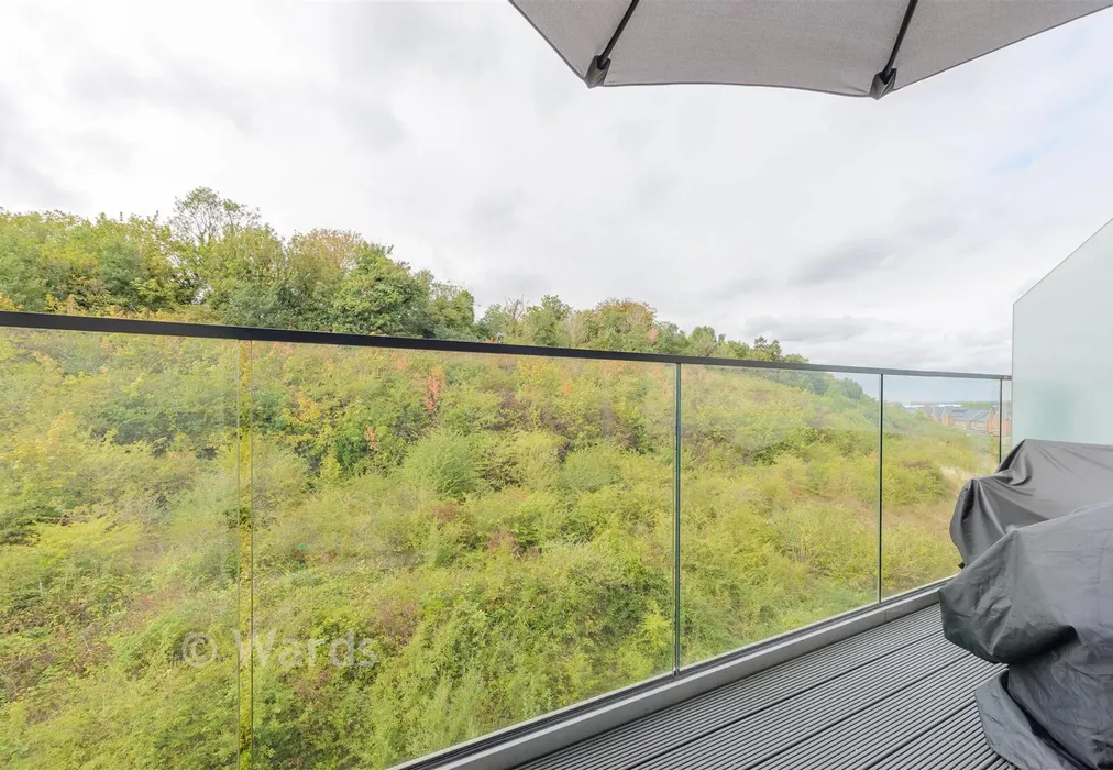 Balcony - Havelock Drive, Greenhithe, Kent - Wards of Kent
