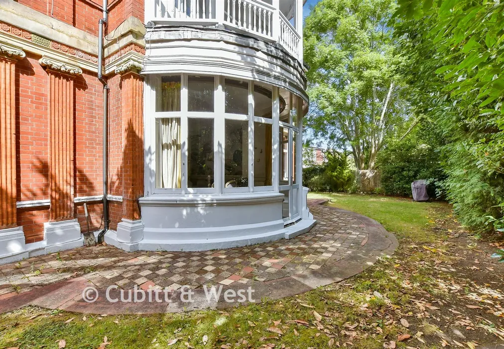 Communal Gardens - Frensham Road, Kenley, Surrey - Wards of Kent