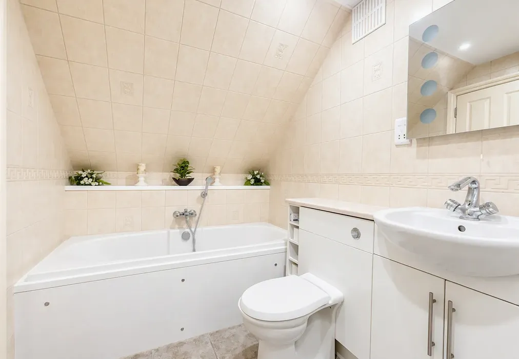 Ensuite. - Robin Hood Lane, Lydd, Romney Marsh, Kent - Wards of Kent