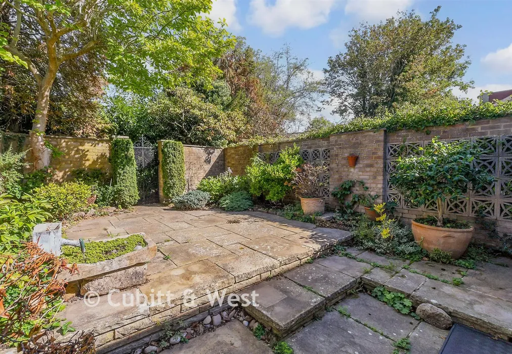 Rear Garden - Burnham Drive, Reigate, Surrey - Wards of Kent