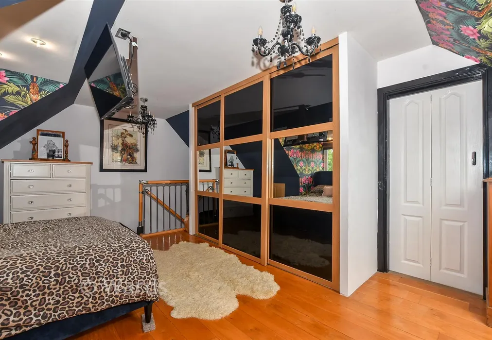 Bedroom 1 - The Acorns, Smarden, Kent - Wards of Kent