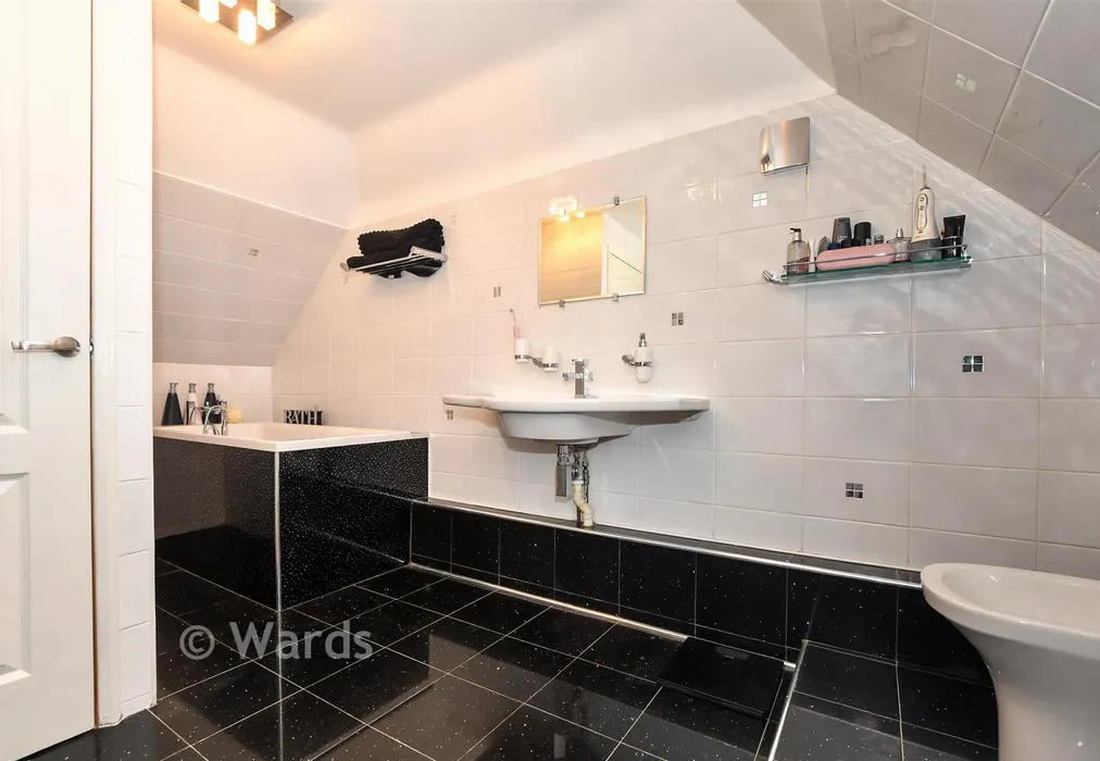 Bathroom - The Acorns, Smarden, Kent - Wards of Kent