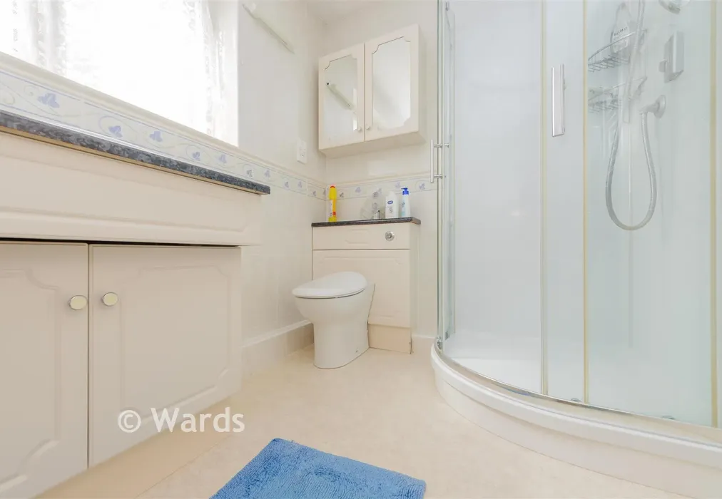 En-Suite Bathroom - Sallows Shaw, Sole Street, Kent - Wards of Kent