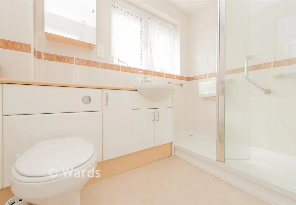 Bathroom - Sallows Shaw, Sole Street, Kent - Wards of Kent