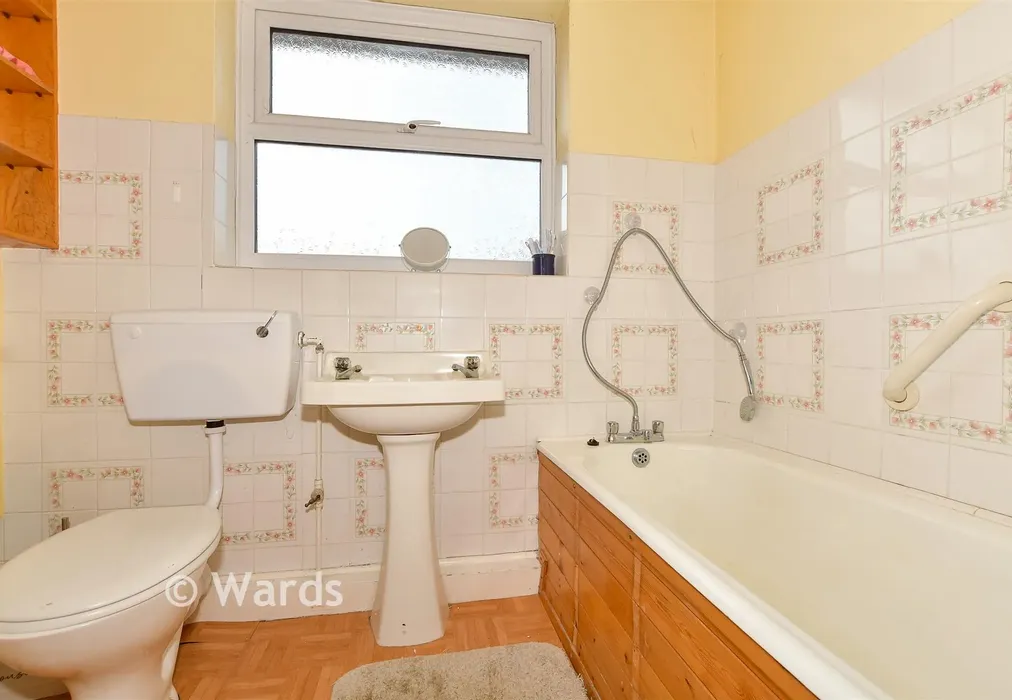 Bathroom - Brissenden Close, New Romney, Kent - Wards of Kent