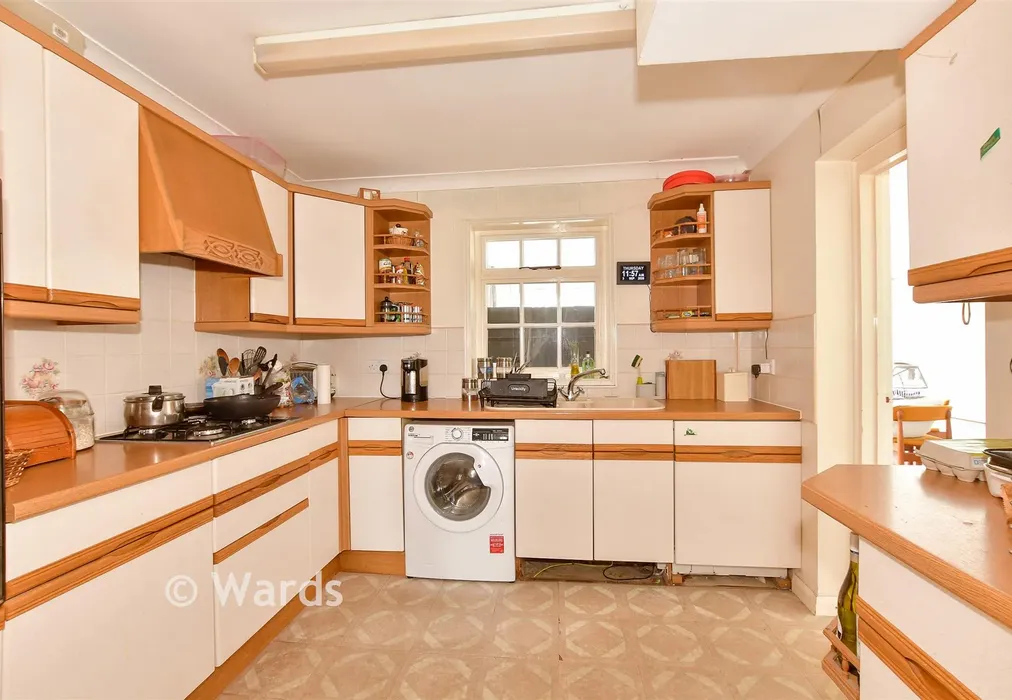 Kitchen - Brissenden Close, New Romney, Kent - Wards of Kent