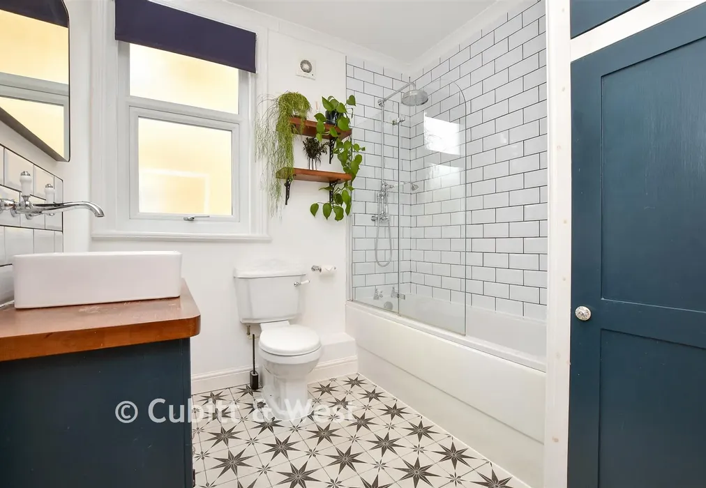 Bathroom - Cavendish Road, Sutton, Surrey - Wards of Kent