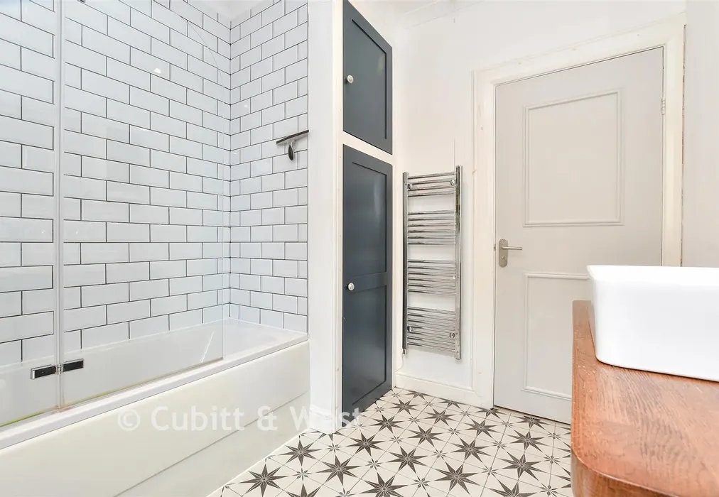 Bathroom - Cavendish Road, Sutton, Surrey - Wards of Kent
