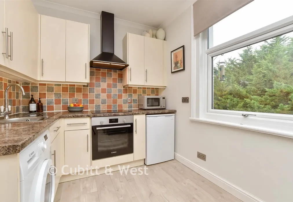 Lounge / Kitchen - Cavendish Road, Sutton, Surrey - Wards of Kent
