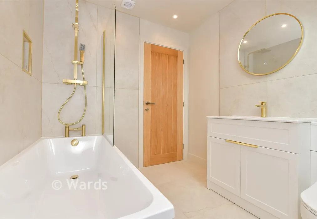 Bathroom - Green Meadows, Eythorne, Kent - Wards of Kent
