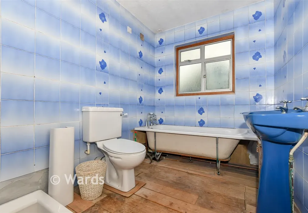 Bathroom - St. William's Way, Rochester, Kent - Wards of Kent