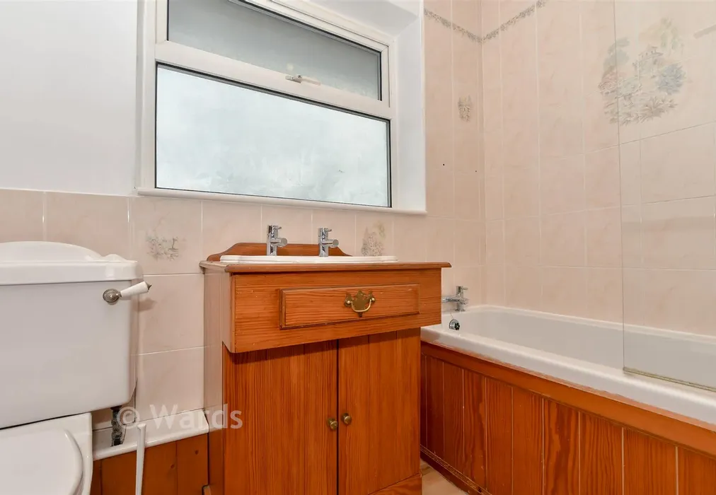 Bathroom - Malling Road, Snodland, Kent - Wards of Kent