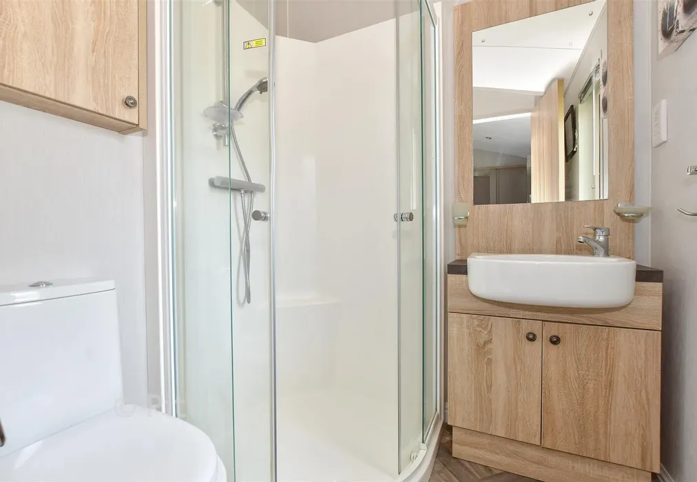 En-Suite - Nodes Road, St. Helens, Isle of Wight - Wards of Kent
