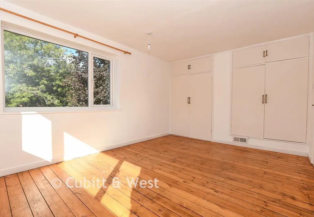 Bedroom 1 - Vicarage Lane, Horley, Surrey - Wards of Kent