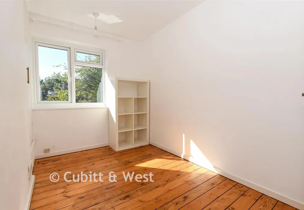 Bedroom 3 - Vicarage Lane, Horley, Surrey - Wards of Kent