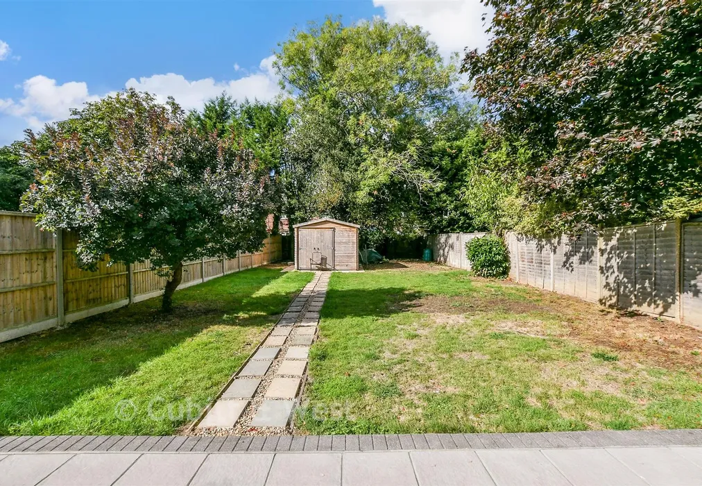Rear Garden - Vicarage Lane, Horley, Surrey - Wards of Kent