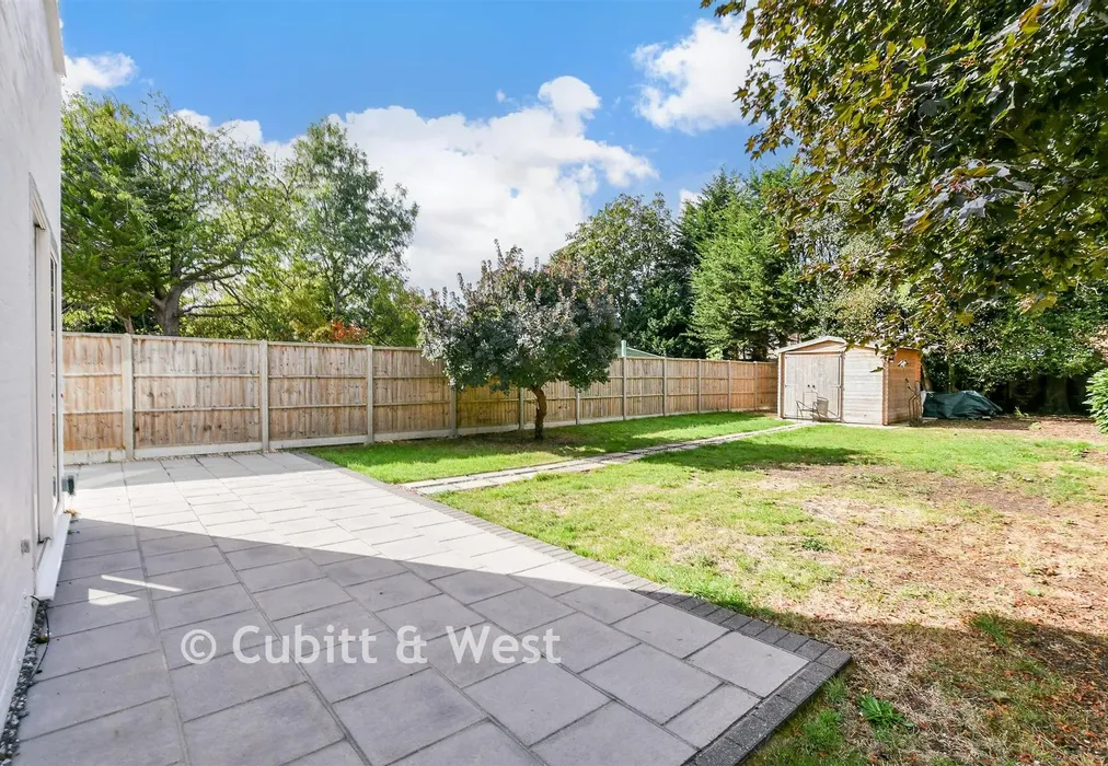 Rear Garden - Vicarage Lane, Horley, Surrey - Wards of Kent