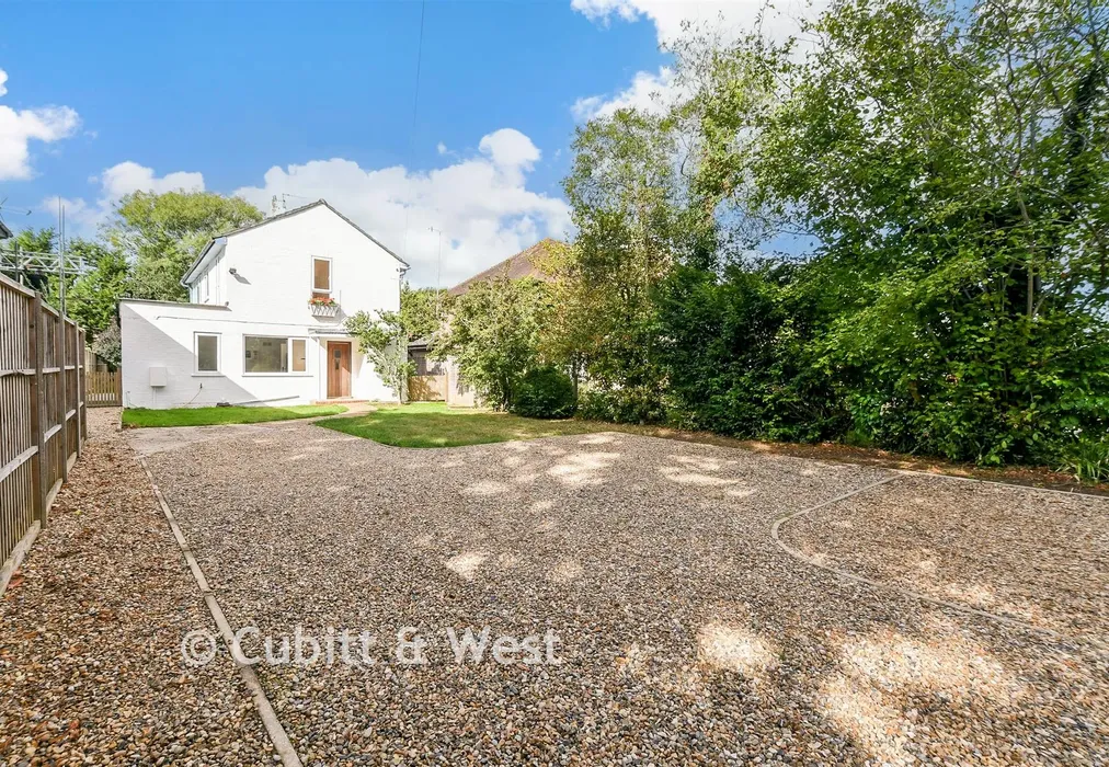 Front Garden - Vicarage Lane, Horley, Surrey - Wards of Kent