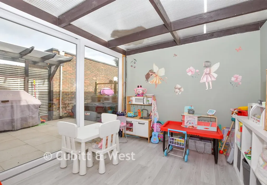 Garden Room - Downland Drive, Southgate, West Sussex - Wards of Kent
