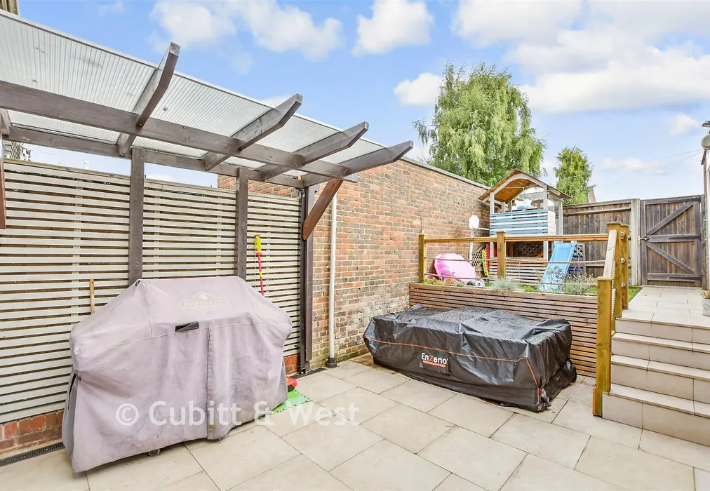 Rear Garden - Downland Drive, Southgate, West Sussex - Wards of Kent