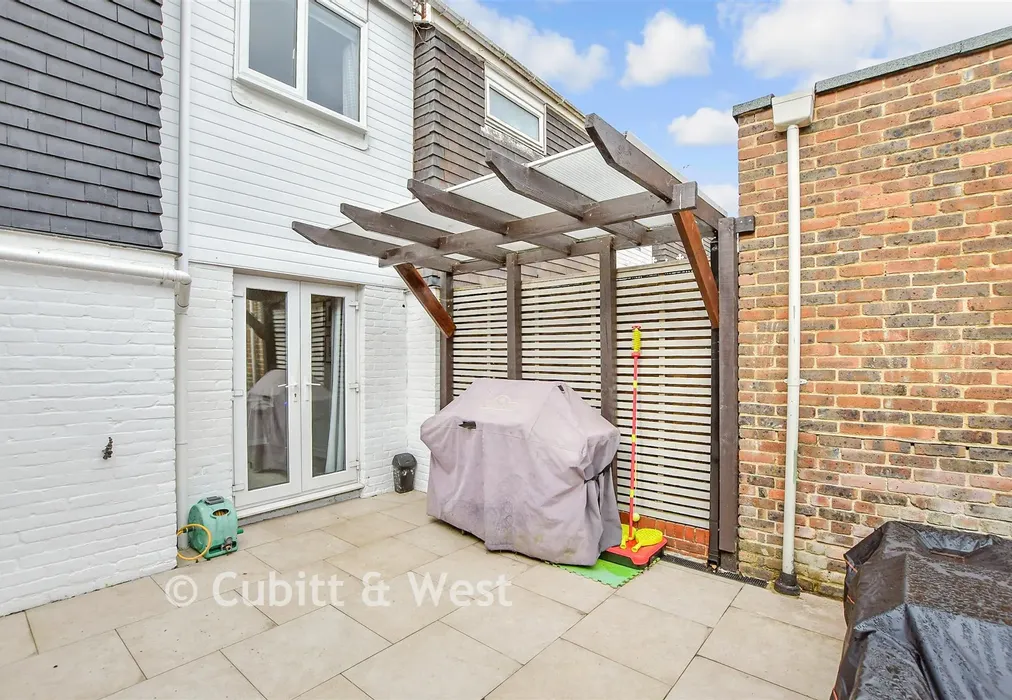 Rear Garden - Downland Drive, Southgate, West Sussex - Wards of Kent