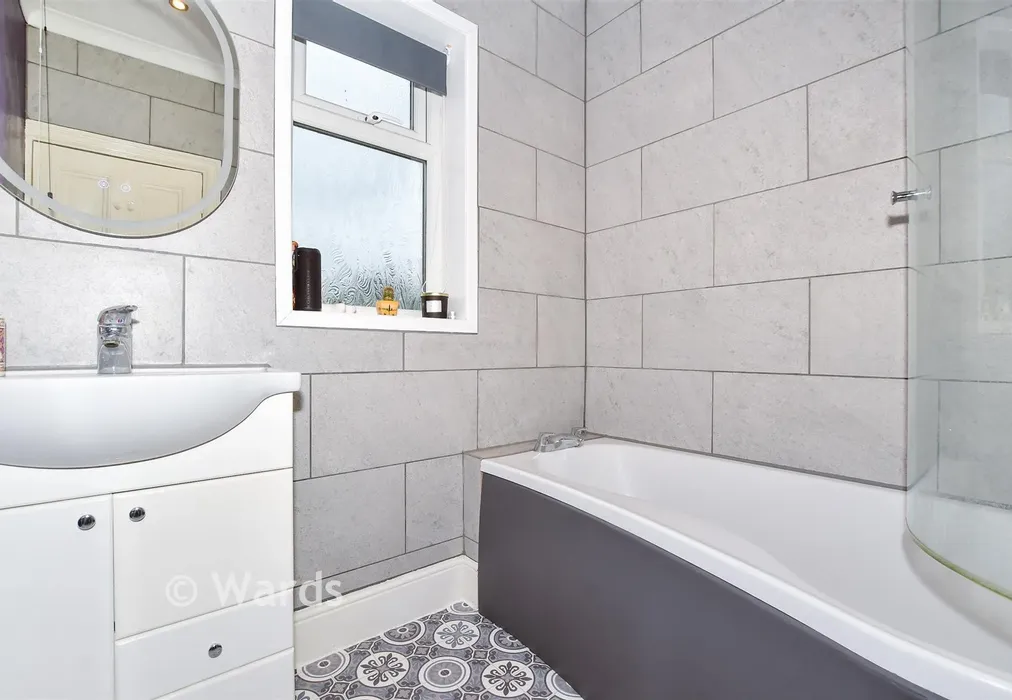Bathroom - Maidstone Road, Chatham, Kent - Wards of Kent