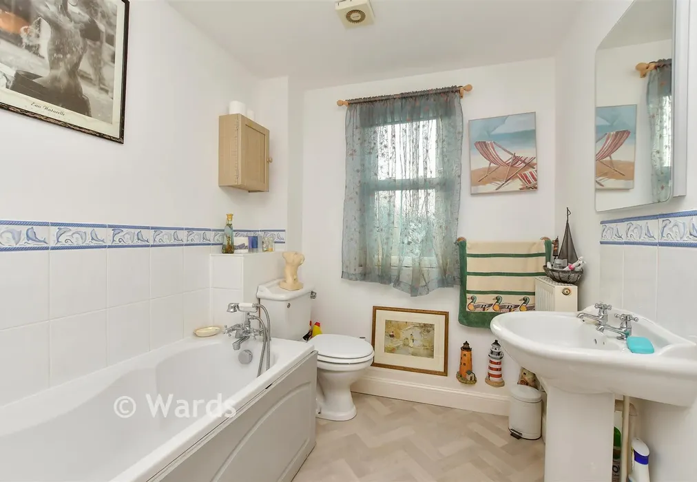 Bathroom - Belvedere Road, Faversham, Kent - Wards of Kent