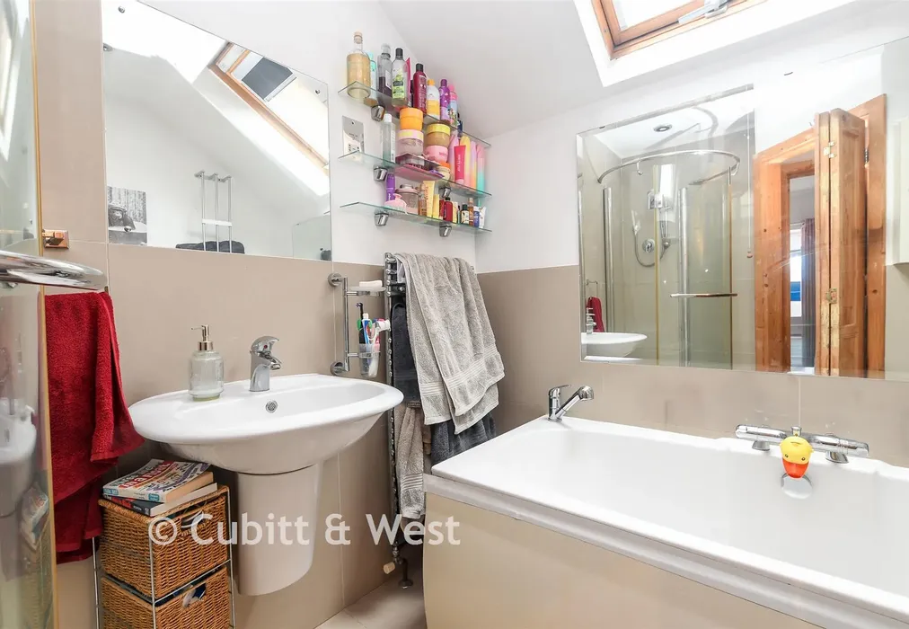 Bathroom - Spencers Road, Horsham, West Sussex - Wards of Kent