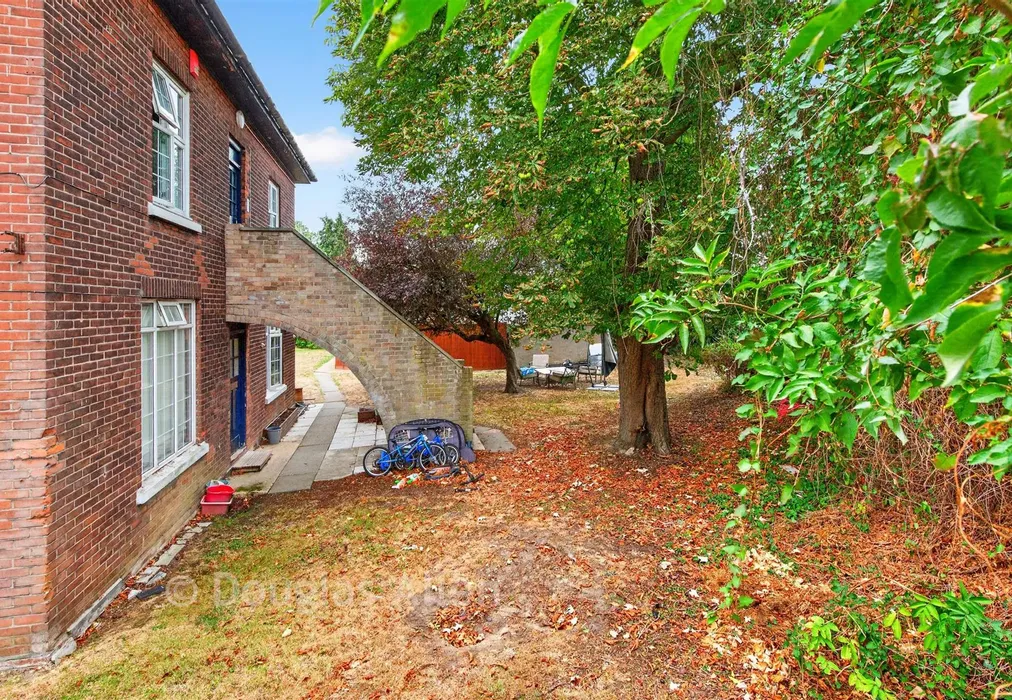 Communal Garden - Astra Close, Hornchurch, Essex - Wards of Kent