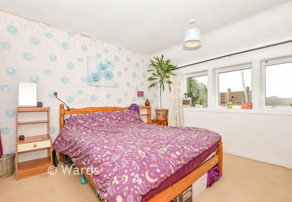 Bedroom 1 - Lloyds Green, Wittersham, Kent - Wards of Kent